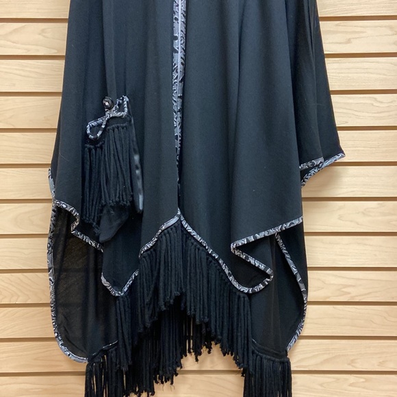Max Live women poncho size Large but it can go higher - Picture 5 of 9